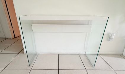 Glass entrance table