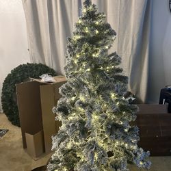 Pre Lit 6 Ft Christmas tree! NEW