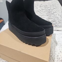 Uggs NEW new NEW BLACK SHORT Boots LEATHER UGGS SIZE 8 