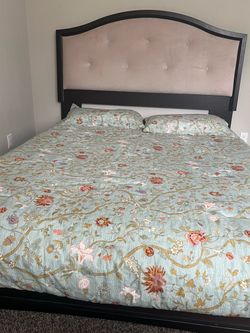 Queen bed with box spring ( No mattress)