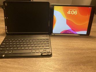 📱 iPad 7th Gen (128GB) + Keyboard Case + Apple Pencil – Excellent Condition