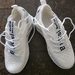 Womans white sneakers size 6.5