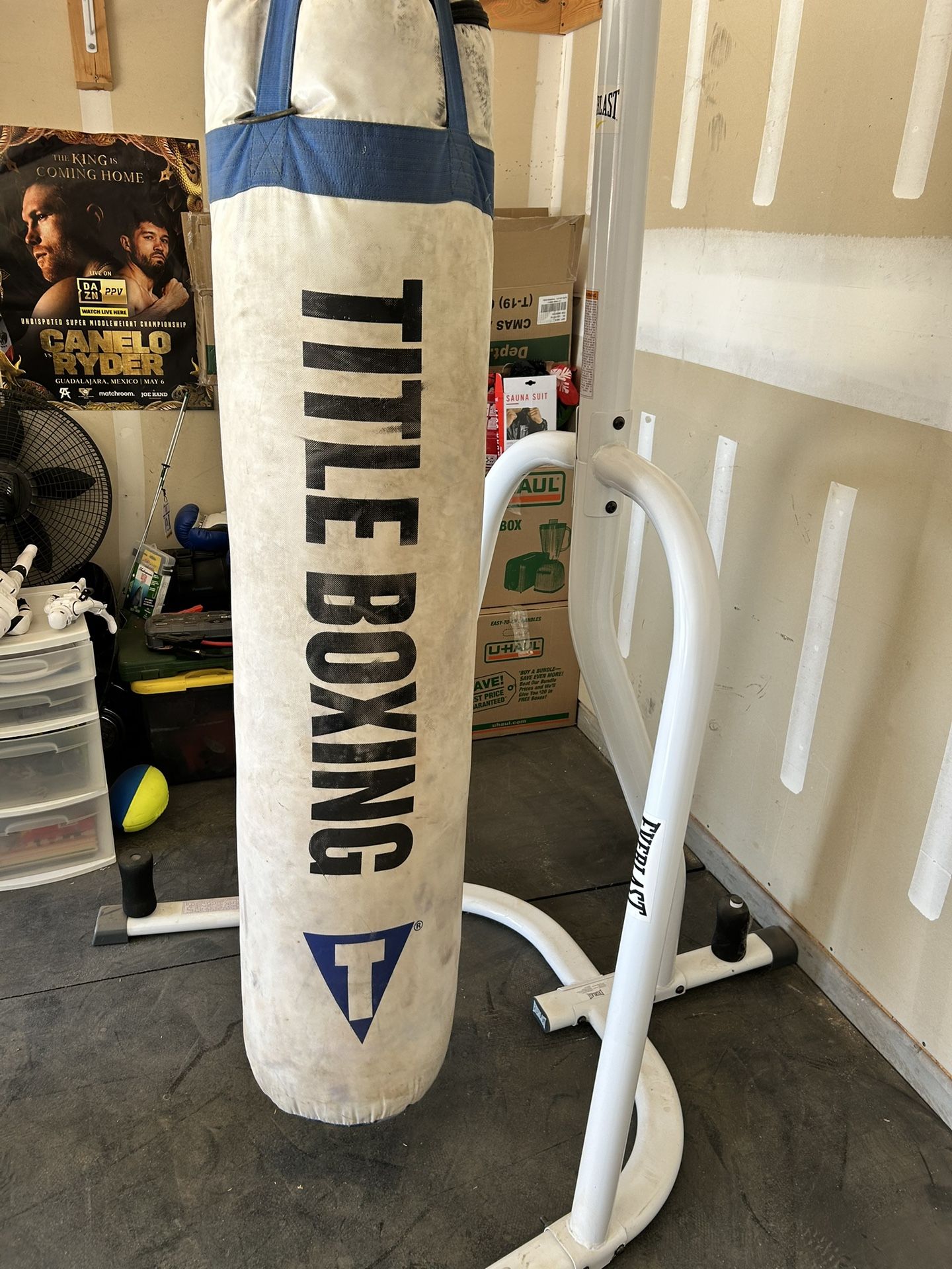 EVERLAST WHITE PUNCHING BAG HOLDER, TITLE BOXING PUNCHING BAG