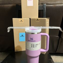 Stanley 40oz Quencher Tumbler with Straw. Many Colors To Choose