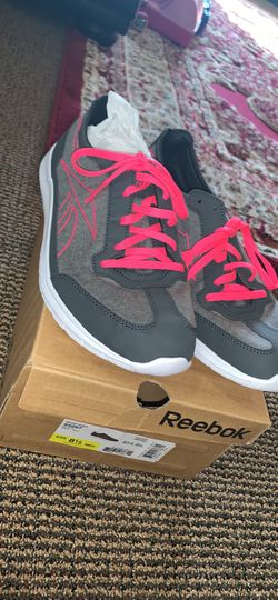 Ladies shoes new size 8 in half (Reebok )