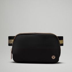 Lululemon Everywhere Belt Bag 💛 Black Gold 💛  ⚡