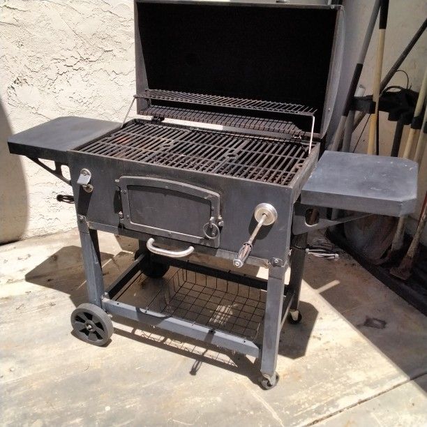Bar B Que / Smoker. Dyna-Glo Model DGN576-DNC-D for Sale in Fallbrook, CA -  OfferUp