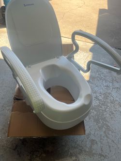Toilet Seat Riser, New, 5”, Has Handles. See Photos