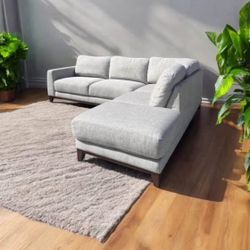 Living Spaces Sectional Couch 🛻 Delivery Available🛻