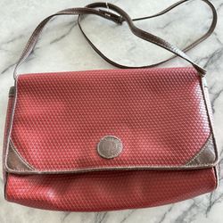  Vintage 80s Liz Claiborne Signature Crossbody Shoulder Bag Maroon Red Logo Purse   Dark red/maroon. Pictures with flash are showing bright red. But i