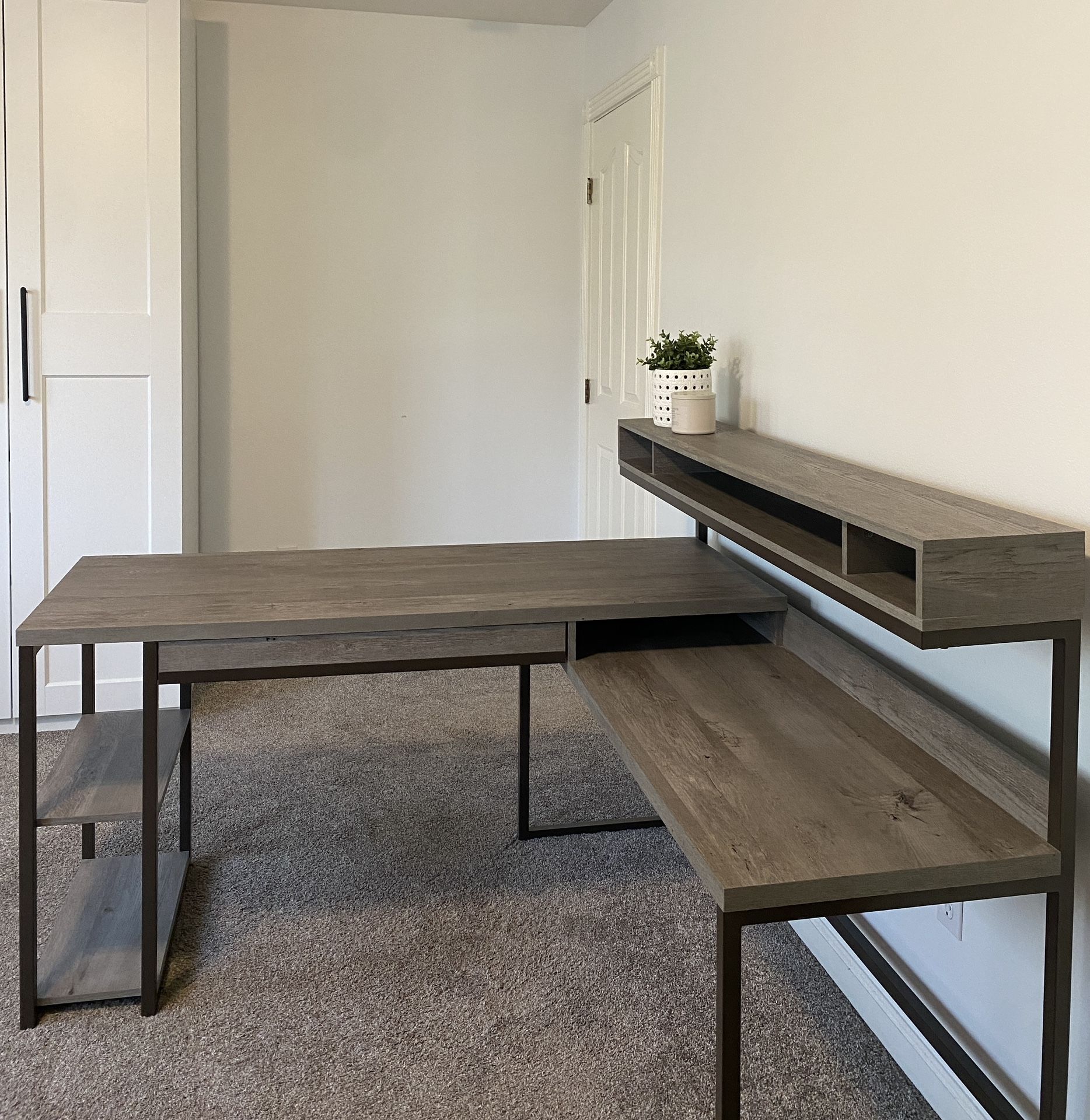 Computer Desk With Wireless Charger