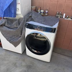 GE gas dryer smart like new (smart dryer )
