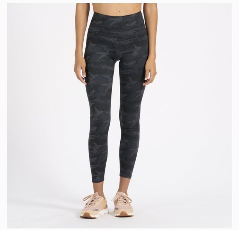 Vuori Studio Pocket 7/8 Leggings. Size Medium