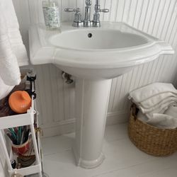 Kohler Portrait Pedestal Sink — White — Excellent Condition 