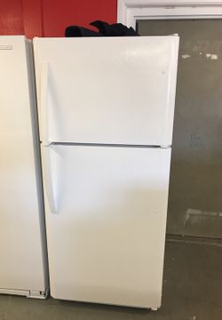 Scratch and dent Kenmore 19 ft.³ top mount refrigerator white
