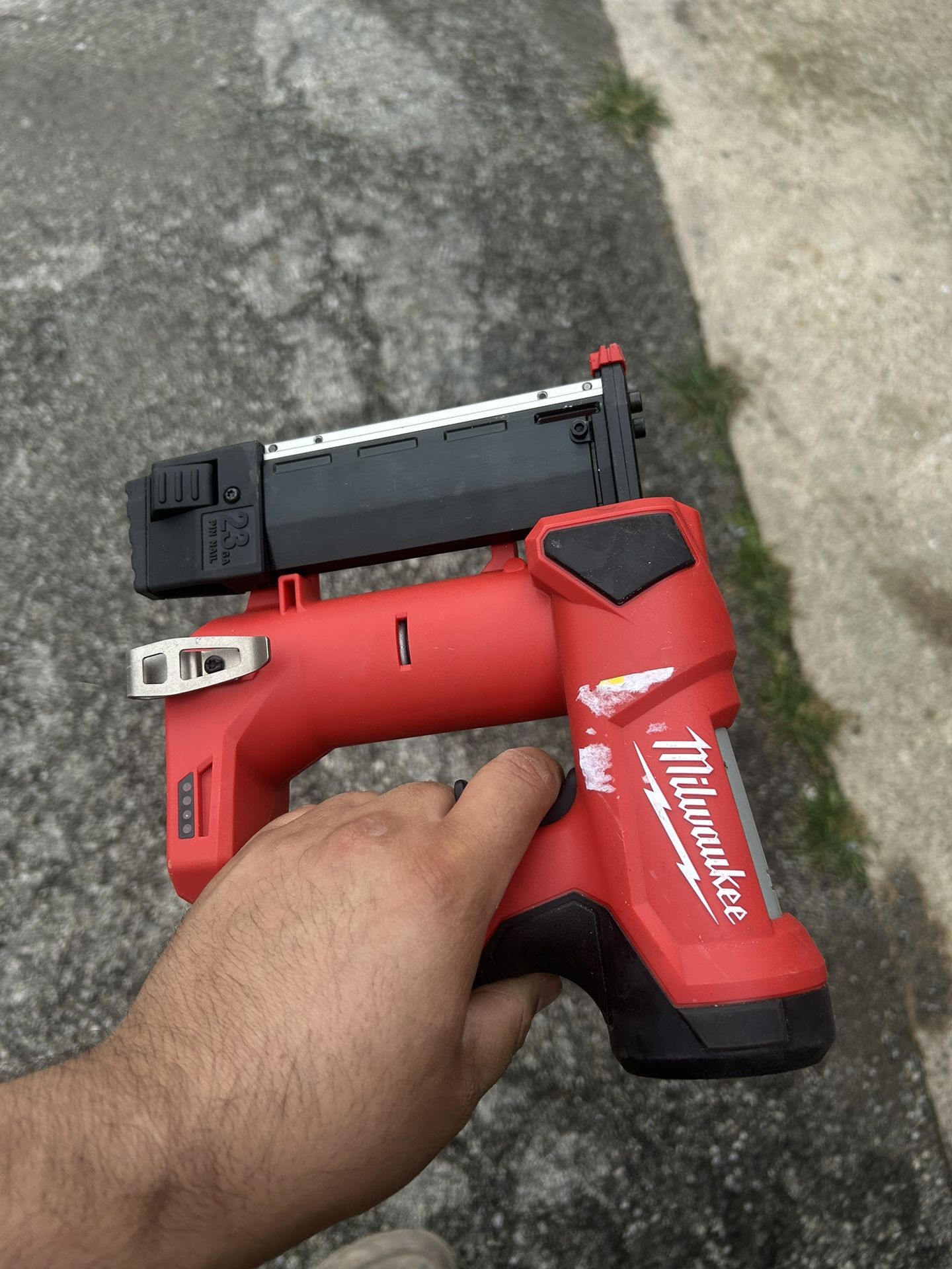 Milwaukee 12v 23 Finish Nail Gun
