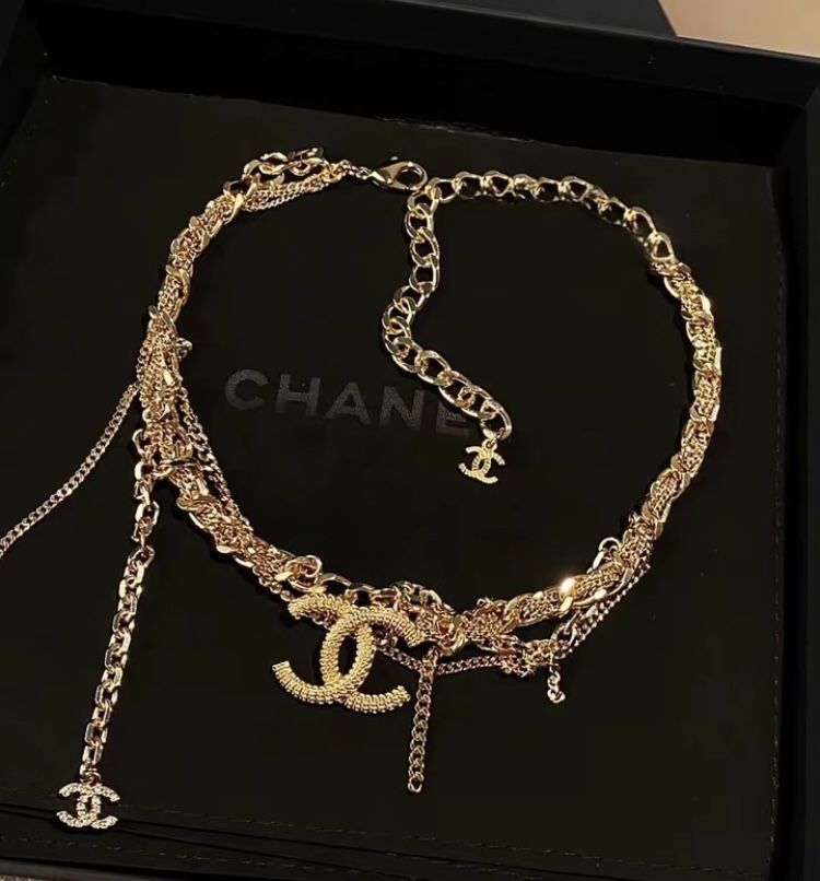 Fashionable metal necklace