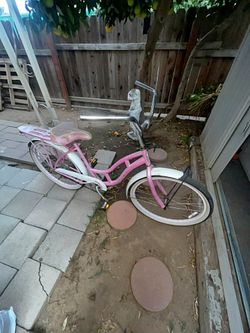 Schwinn pink cruiser bike