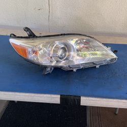 2015 2016 2017 2018 2019 20 TOYOTA SIENNA Headlamp Assembly Right Passenger Used