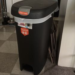 12 gallon black trash can