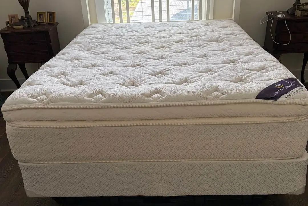 Queen Mattress (READ DESCRIPTION)