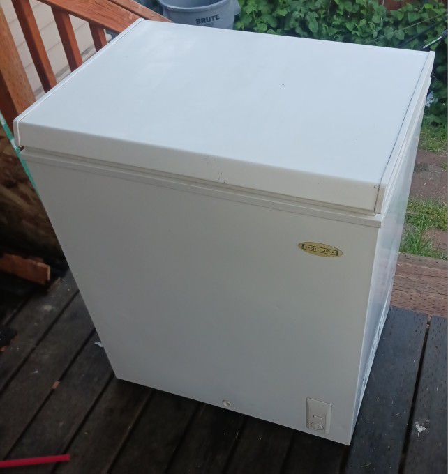 Holiday Chest Freezer 5 cu ft