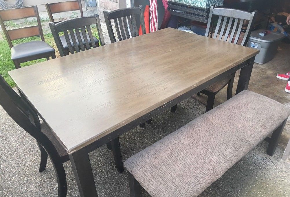 Kitchen Table 4 Chairs And A Bench Style Seat $150 Obo
