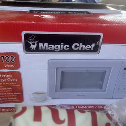 Magic Chef 0.7 Ft.³ 700 Watts Countertop Microwave 