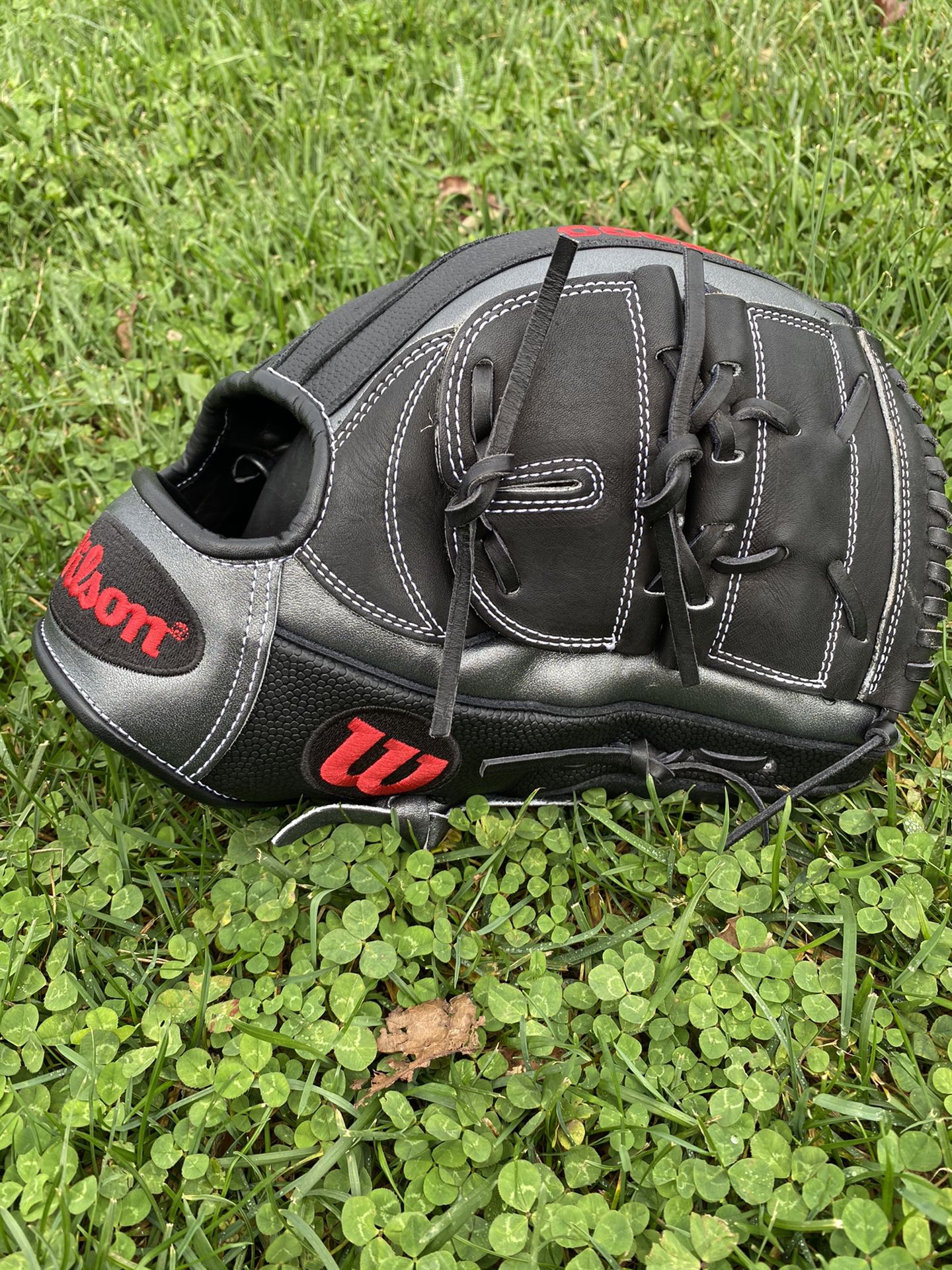 Wilson A2000 B2 12” Baseball Glove