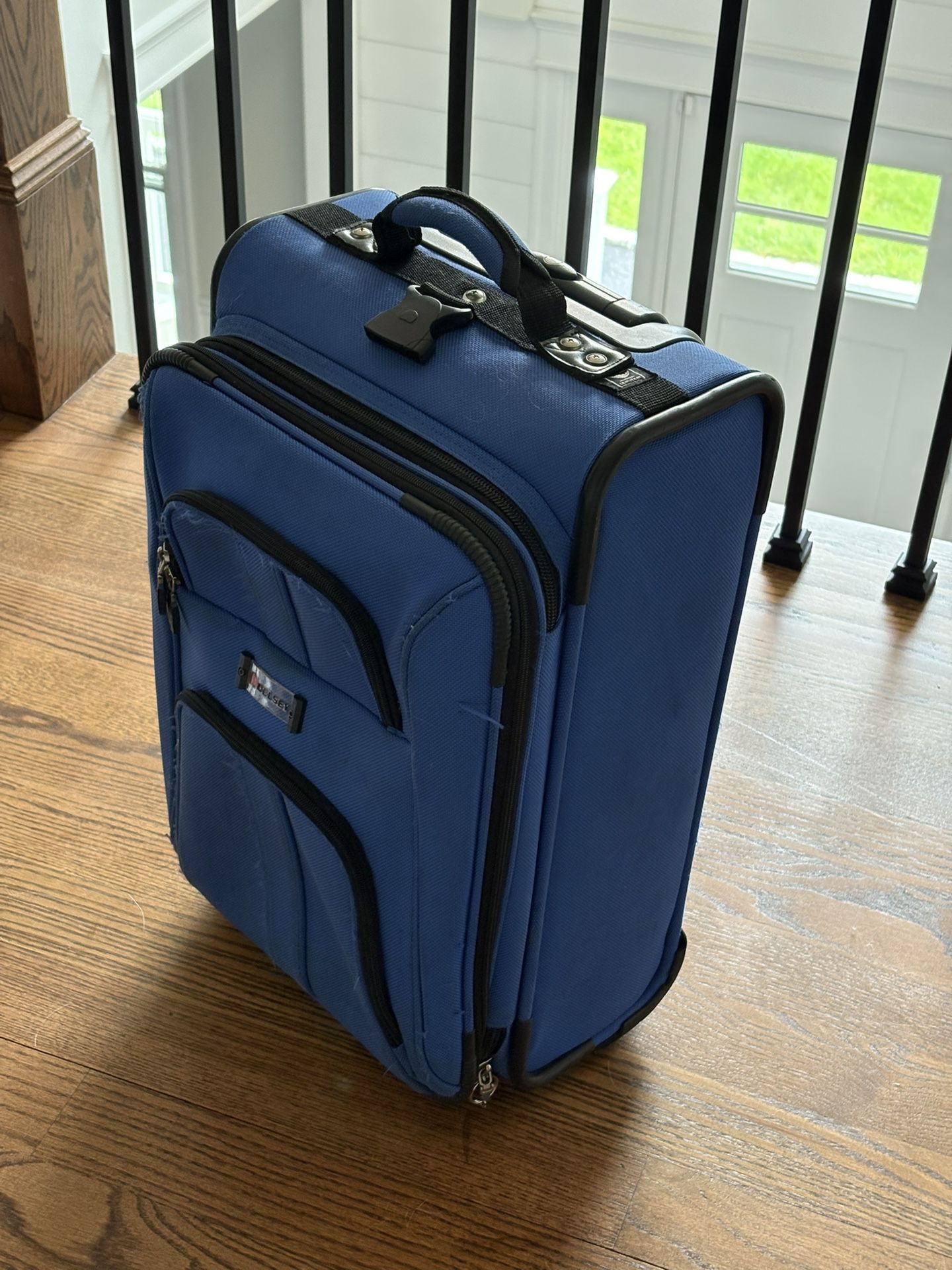 Delsey 2-wheel mid-size suitcase (Blue)