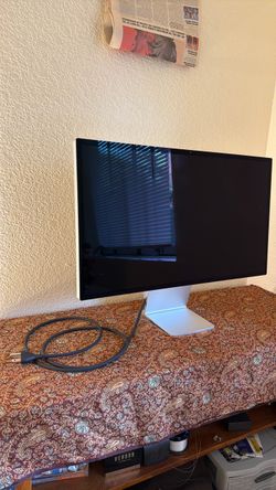 Apple Studio Display (Standard Glass and Tilt Adjustable)