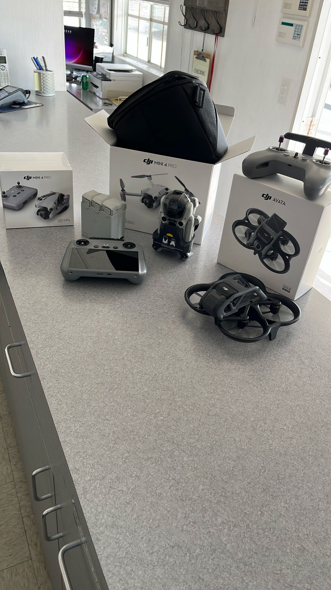 2 DJI Mini 4 Pro/ 1 DJI Avata 