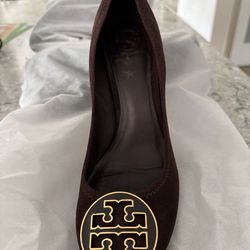Tory Burch Suede Logo Heels – Size 9 – Like New