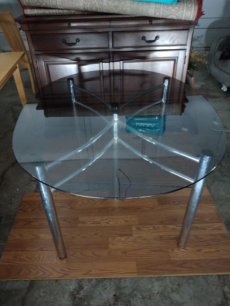 NICE CLEAN GLASS TABLE - EASY ASSEMBLY!!!