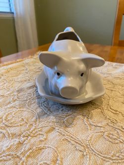 Vintage ceramic white pig planter with drain & attached tray. Cottage/ farmhouse/ country.
