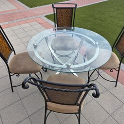 Dinning Table And 4 Chairs $20