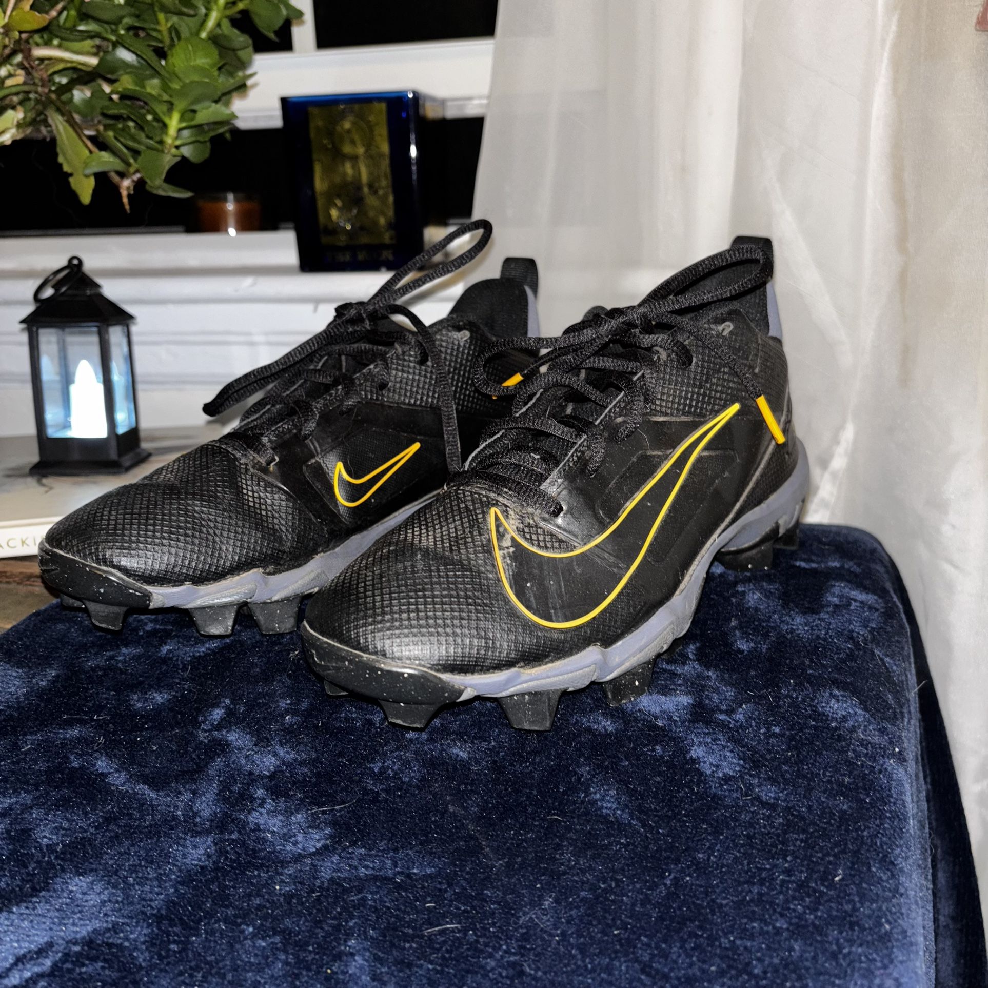 Nike Alpha Menace 4 Shark football cleats black And yellow