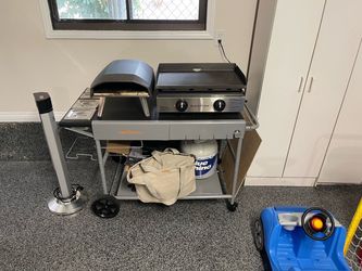Blackstone 22" griddle (never lit) + Ooni pizza oven + BBQMall cart