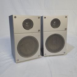 https://offerup.com/redirect/?o=QlNSLk1T-5 Vintage Stereo Bookshelf Speakers