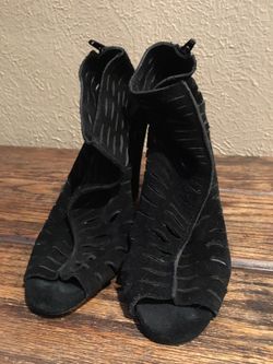 BCBG ENERATION wedge size 7