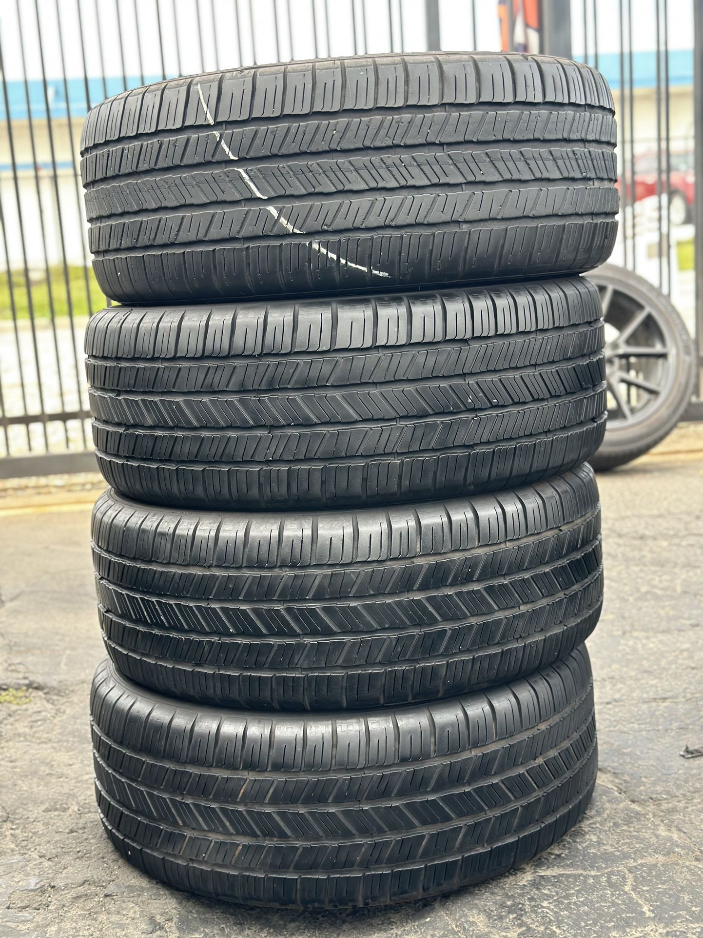 SET OF TIRE 275 55 20 GOODYEAR 85% LIFE