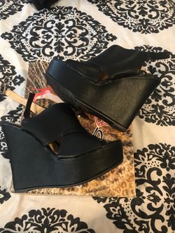 Black 8 1/2 wedges