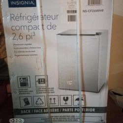 New Insignia Mini Fridge 2,6cu 