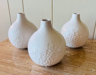 Crate & Barrel off- White Embossed Leaf Bud Vases Lot of 3  Ceramic Cream 5 inch