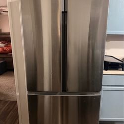 Insignia 20.9 cu ft French door counter depth refrigerator
