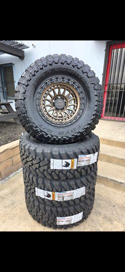 17" LOCK w/ 35x12.50R17 Toyo MT Open Country tires