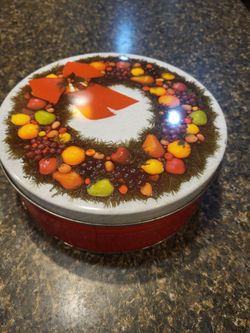 Round Christmas metal tin with lid fruit-wreath design