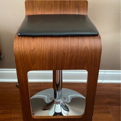 2 bar stools