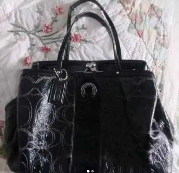LARGE COACH HANDBAG. BLACK. LIKE NEW.