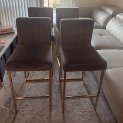 Counter top bar, height, velvet chairs